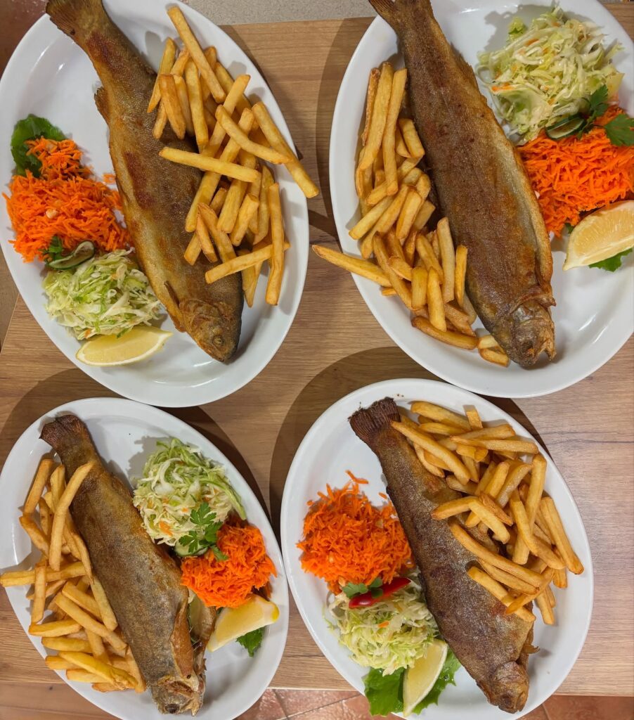 Smażony pstrąg z frytkami w Gospodzie Pod Monastyrem, Terka