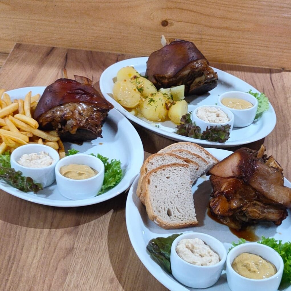 Golonka z ziemniakami , pieczywem bądź frytkami w restauracji w Bieszczadach – Gospoda Pod Monastyrem